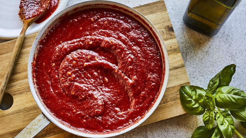 Sauce tomate express dans un bol.