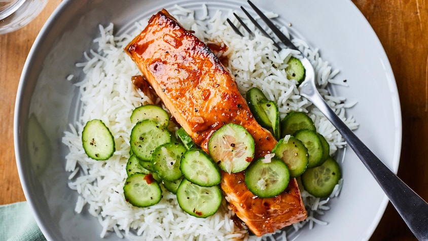 Saumon à l’orange à broil dans une assiette.