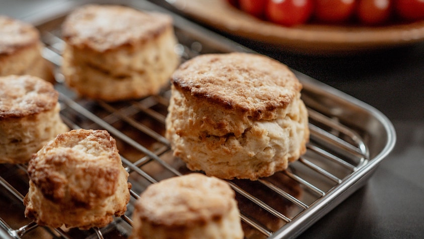 Des scones fraîchement cuits sur une grille.