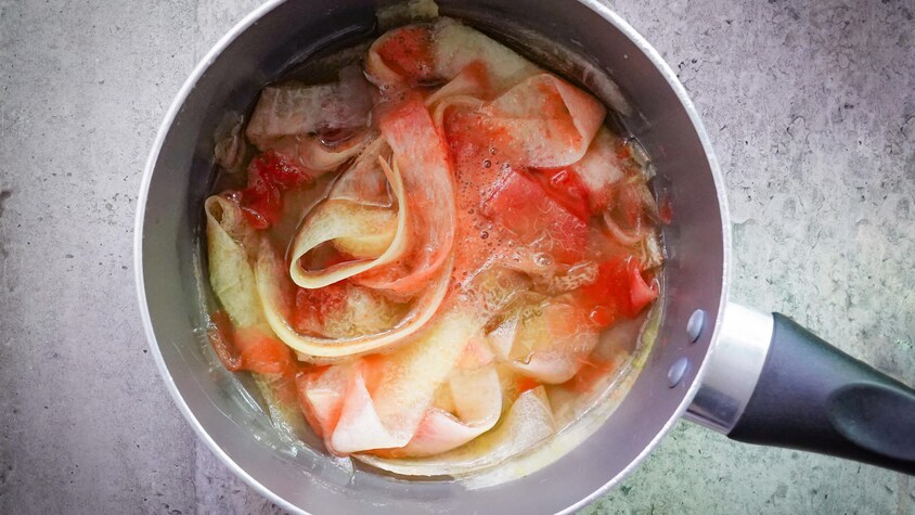 Des retailles de melon d'eau dans une casserole.