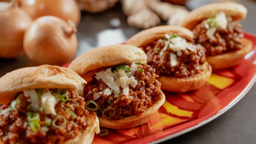 Quatre Sloppy Joes dans une assiette de service.