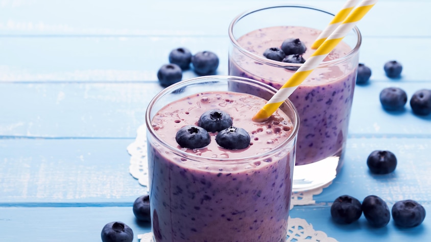 Deux verres de smoothie aux bleuets.