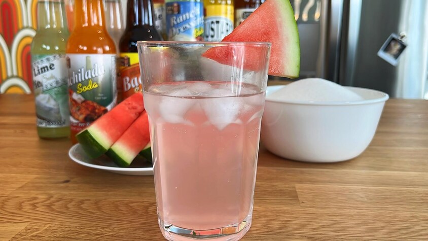 Un verre d'eau pétillante au melon