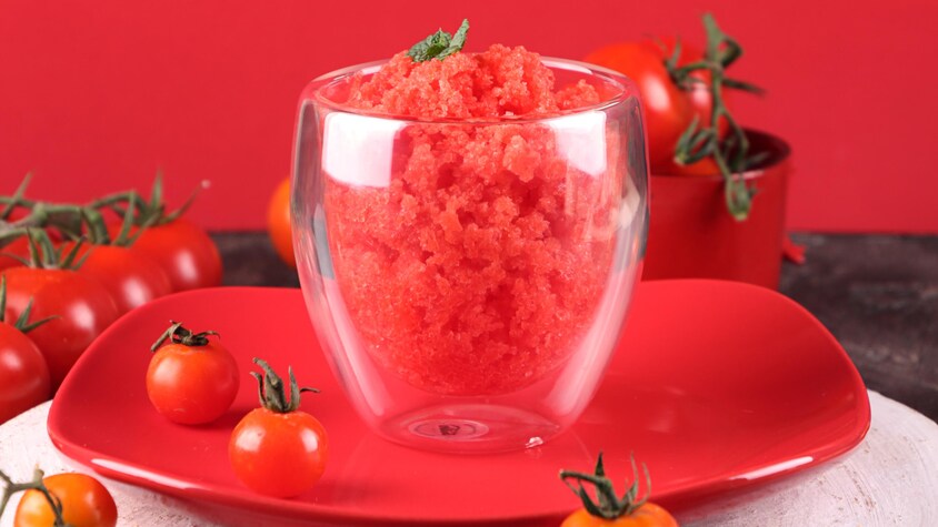 Un verre contenant du sorbet aux tomates.