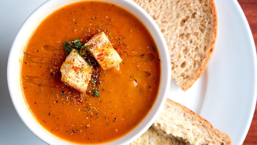 De la soupe aux tomates dans un bol.
