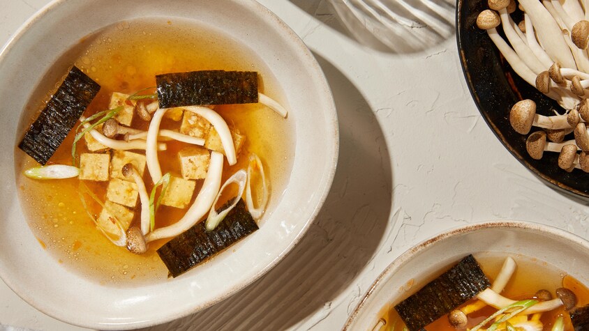 Soupe dashi au miso et tofu dans un bol.