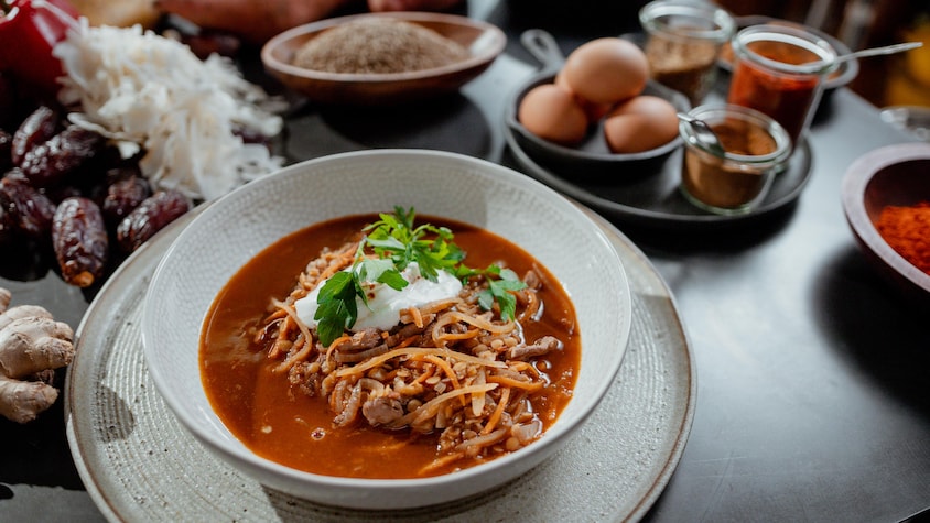 Un bol de soupe hongroise avec de la crème sûre dessus. 