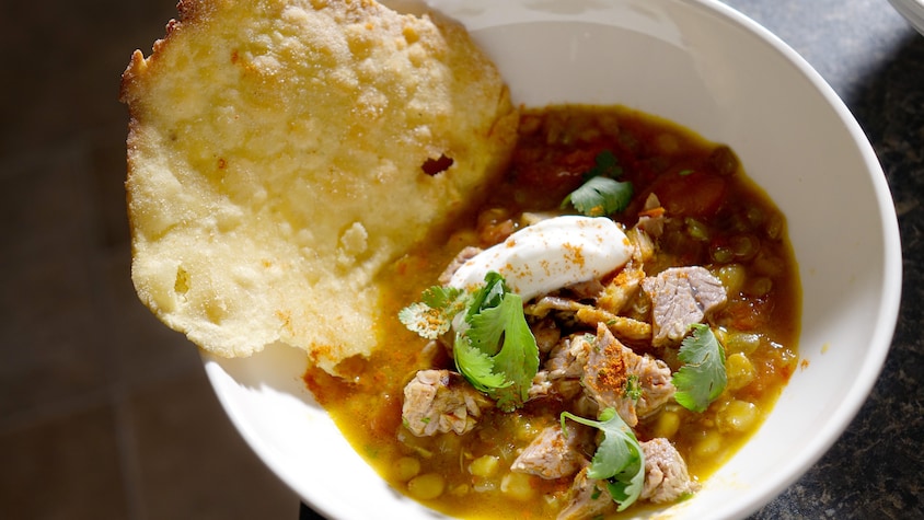 Un bol de soupe marocaine avec une grosse croustille en garniture.