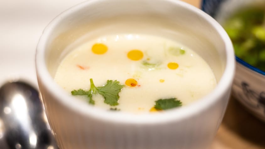 Un bol de soupe Tom Kha Gai