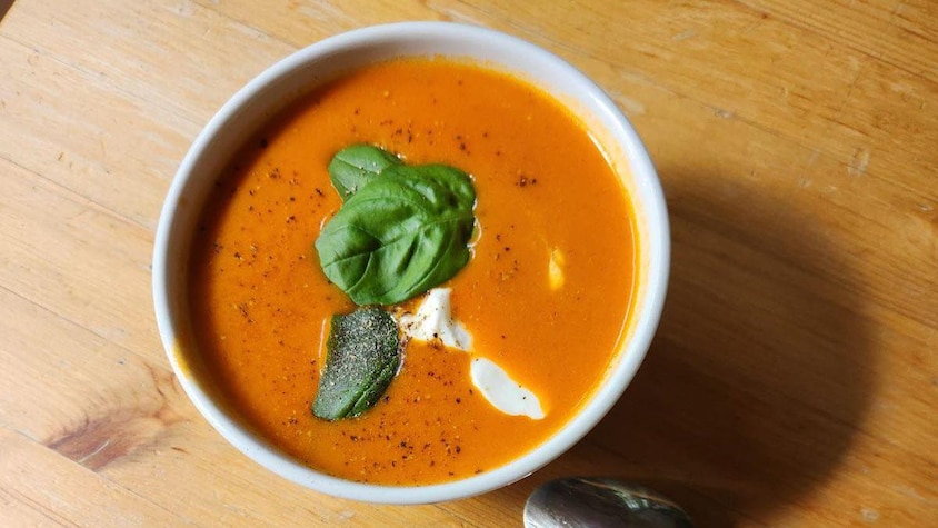 Une soupe veloutée aux tomates dans un bol.