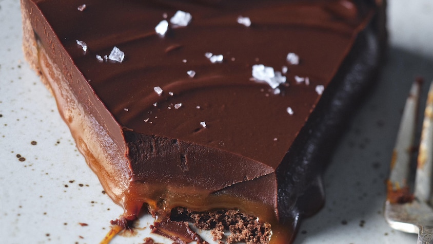 Une part de tarte au chocolat noir et au caramel salé.