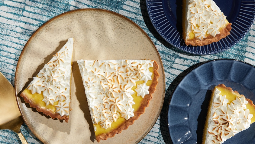 Des morceaux de tarte au citron meringuée dans une assiette.