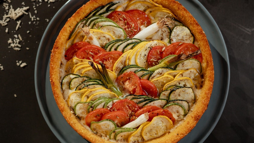 Une tarte aux légumes sortant du four.