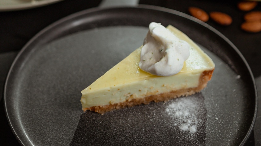 Une pointe de tarte à la lime dans une assiette.