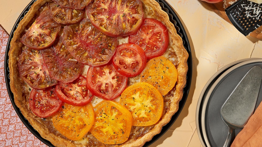 Tarte de tomate dans un moule à tarte.
