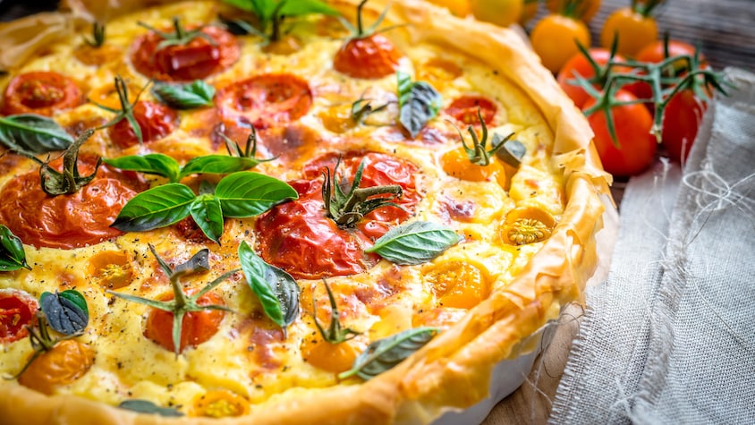 Un tarte aux tomates gratinée sortie du four.