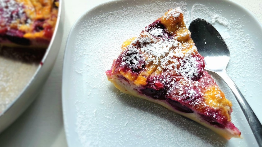 Une part de clafoutis dans une assiette.