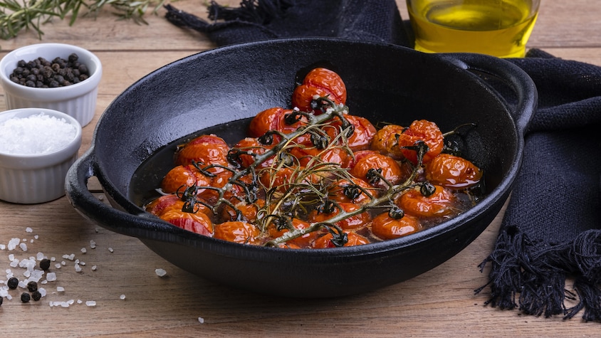 Des tomates cerises confites dans un bol.