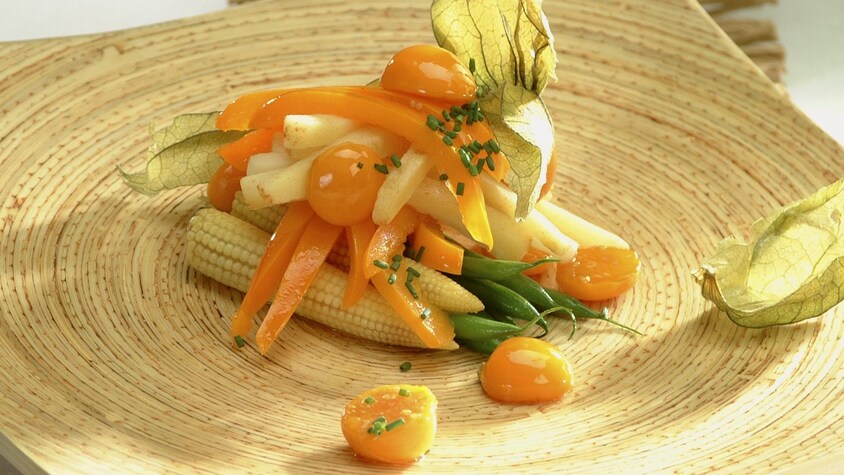Trio de légumes aux cerises de terre dans une assiette.