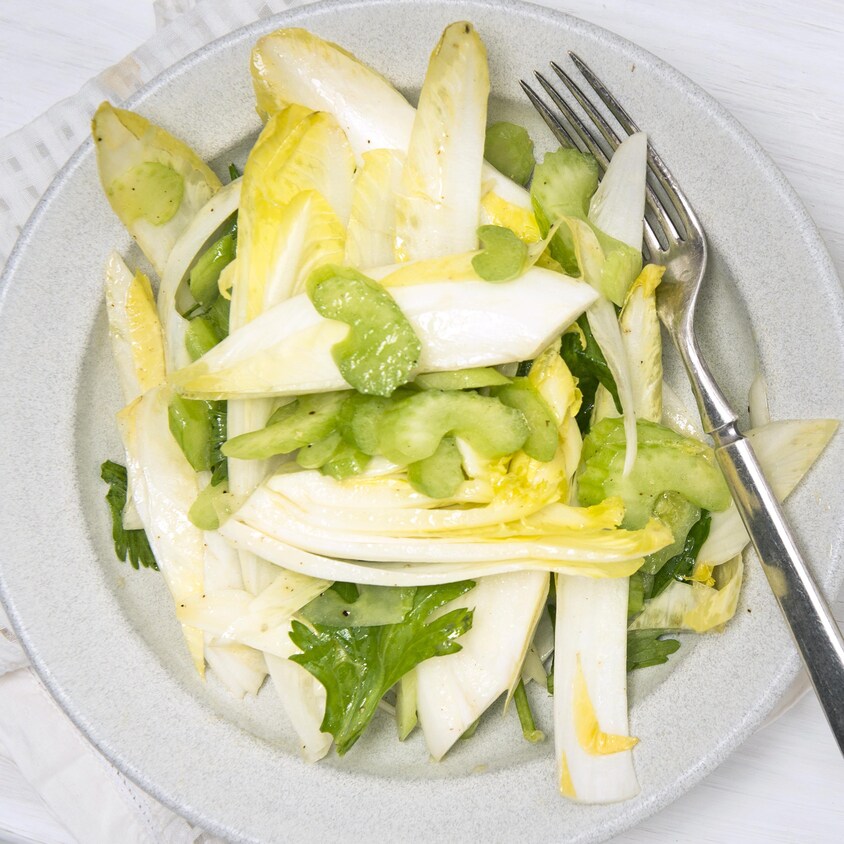 Salade d'endive et de céleri dans une assiette.