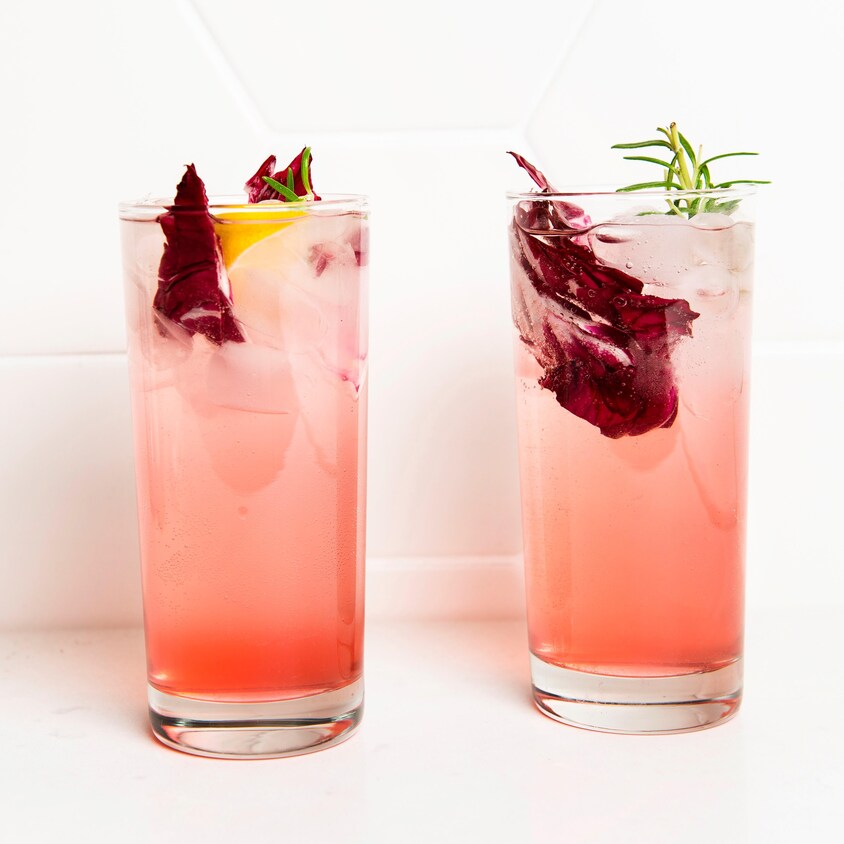 2 cocktails roses dans un verre. 