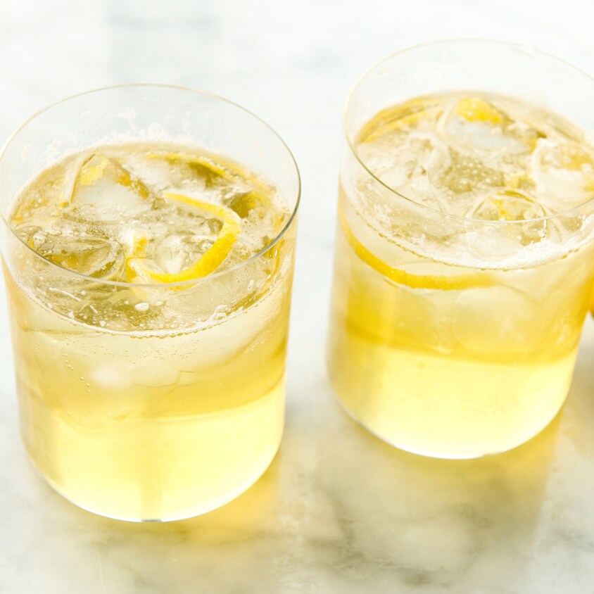 Deux verres de bière à la limonade avec un citron.