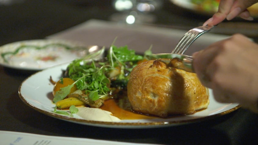 Un boeuf Wellington dans une assiette