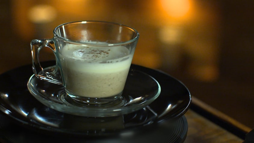 Un cappuccino de champignons dans une tasse à café.