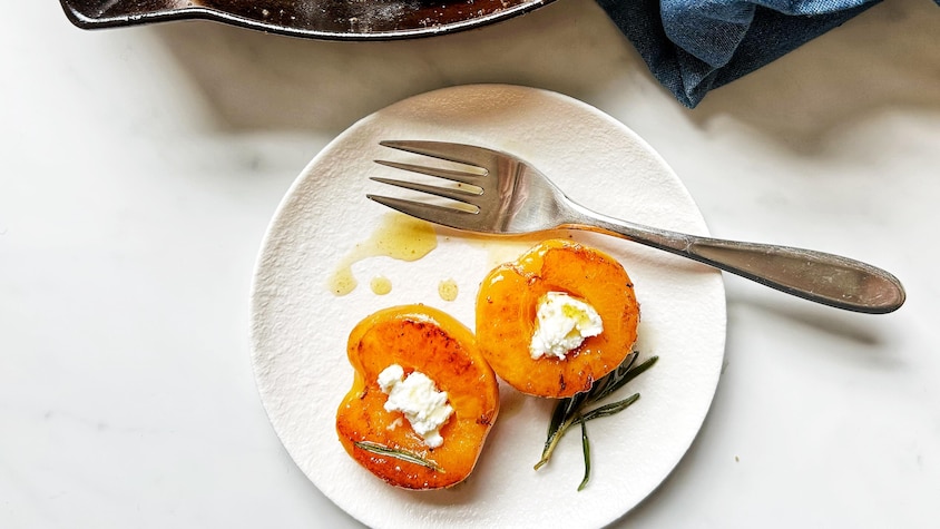 Des abricots caramélisés au fromage ricotta et au romarin dans une assiette.
