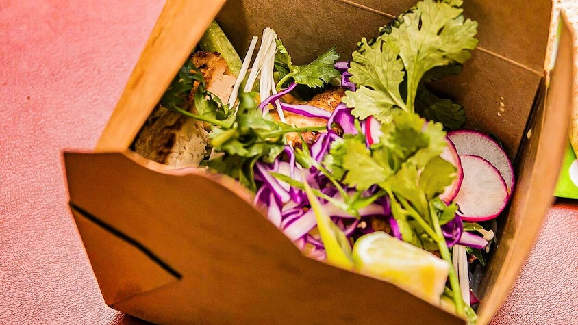 La salade thaïe de Caroline Dumas servie dans une boîte. 