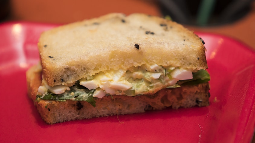 Gros plan sur une moitié du sandwich shakshuka de Danny St Pierre.