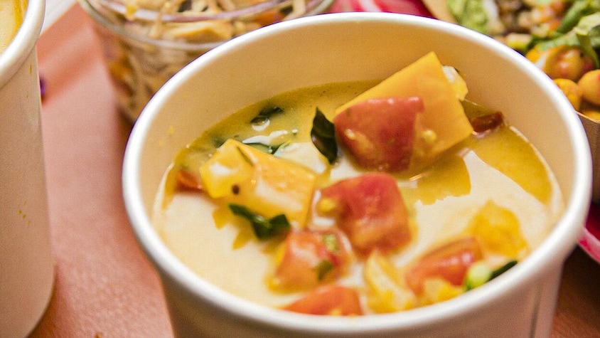 La soupe de courge parfumée à l’indienne de Caroline Dumas servie dans un bol en carton pour emporter.