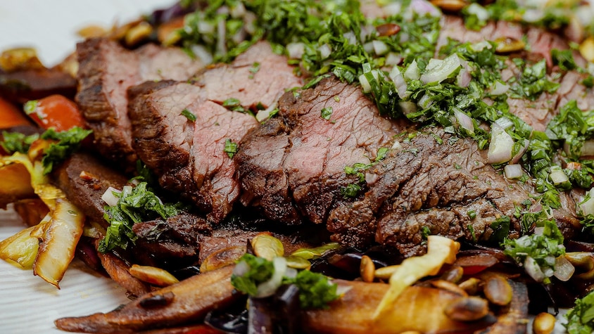 Une assiette de bavette de bœuf grillée.