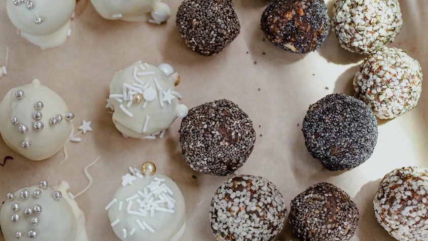 Des boules d’énergie aux fruits séchés sur une plaque.