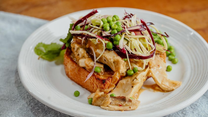 Un hot chicken dans une assiette.