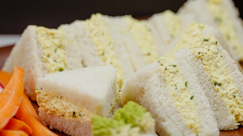 Une assiette composée de sandwichs avec de la salade « faux-œufs ».