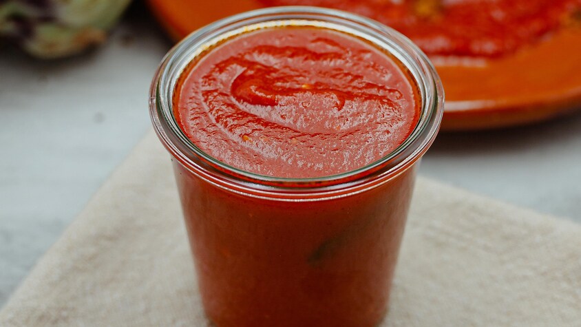 Une verre de sauce tomate épicée.