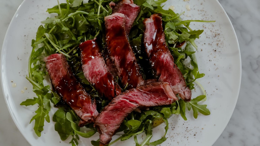 Une assiette de tagliata de bœuf Wagyu.