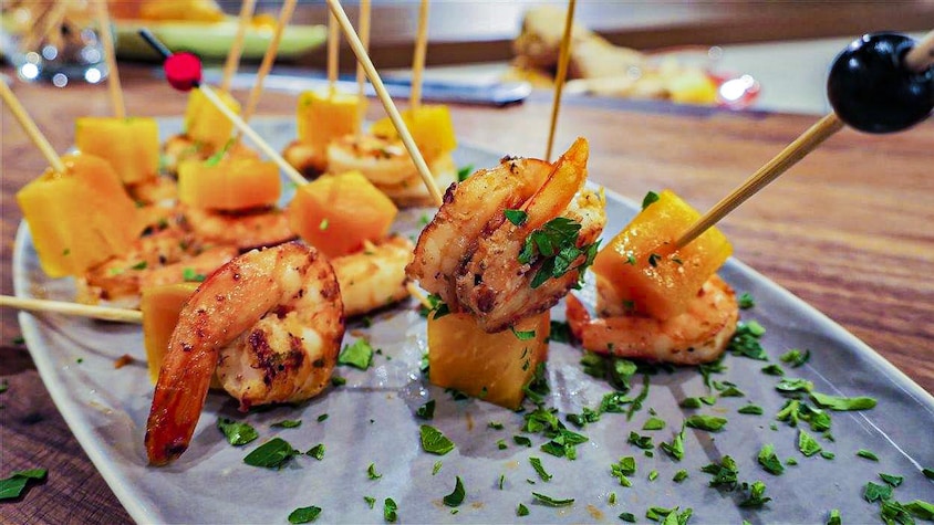Des crevettes marinées cuites avec curdents.