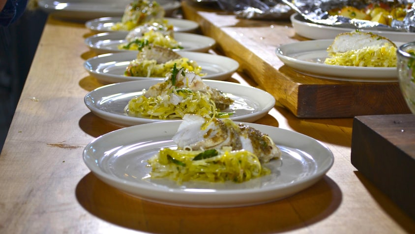 Suite de 5 assiettes garnies du plat de poisson.