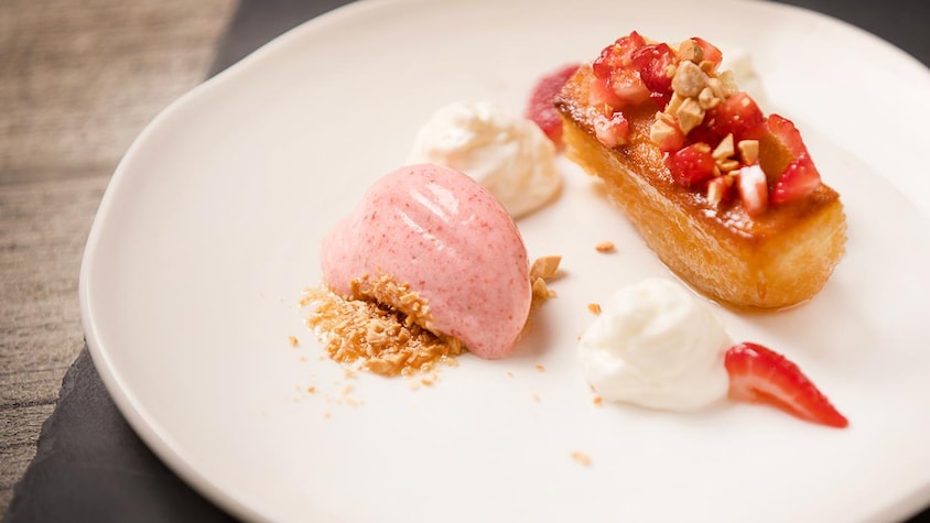 Pouding chômeur, mousse à la crème sure, amandes et sorbet à la fraise.