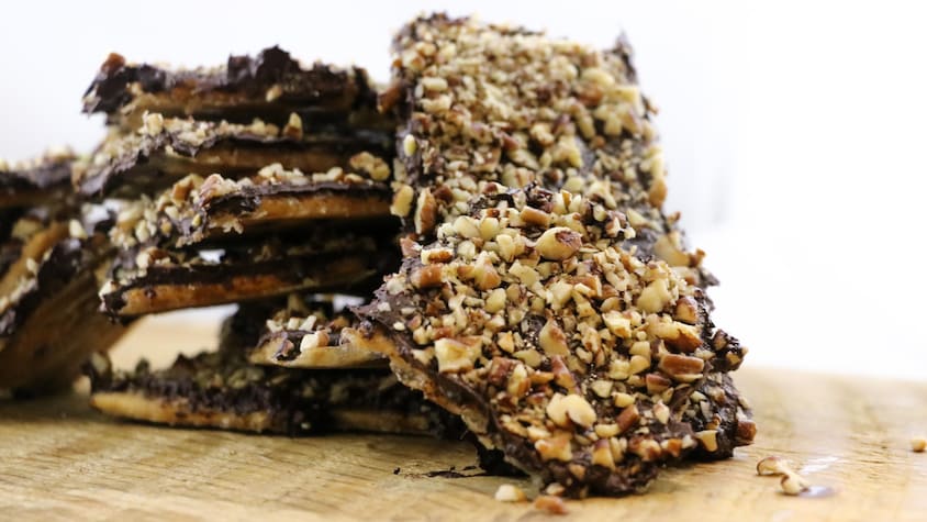 Des morceaux de biscuits au chocolat enrobés de graines.