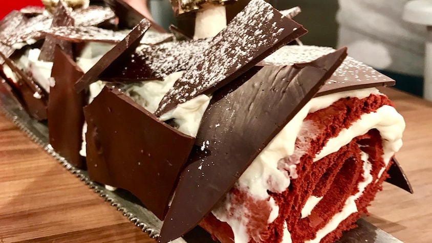 Une bûche de Noël garnie de gros morceaux de chocolat.