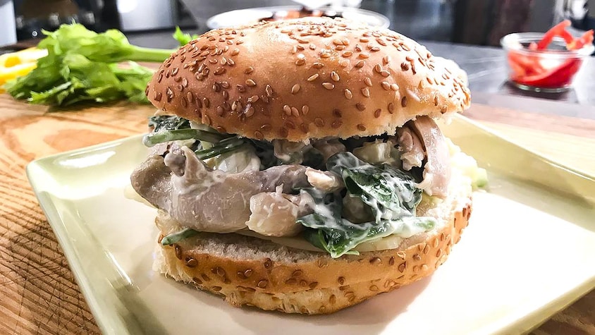 Un sandwich au poulet sur pain kaiser.