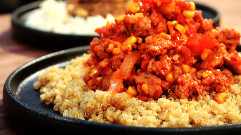 Une assiette composée de quinoa et de sauté mexicain.