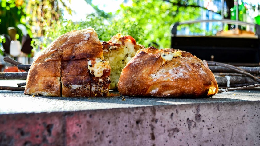 Miche farcie à l'ail, romarin et fromage en grains.