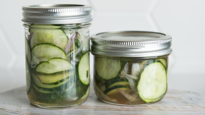 Des tranches de concombres dans des pots de verre.