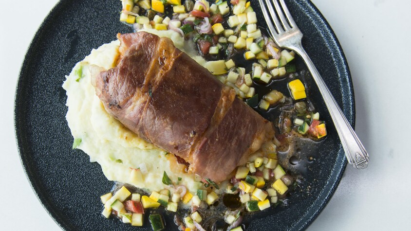 Le poisson est servi avec une salsa de courge et une purée.