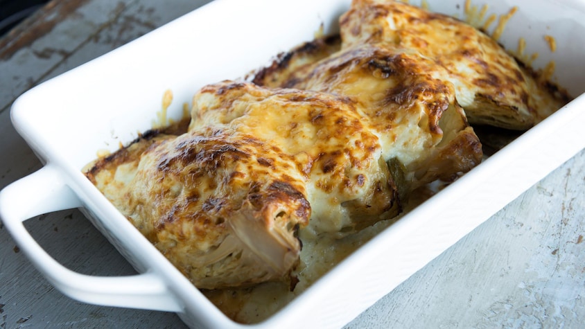 De gros morceaux de chou gratinés.
