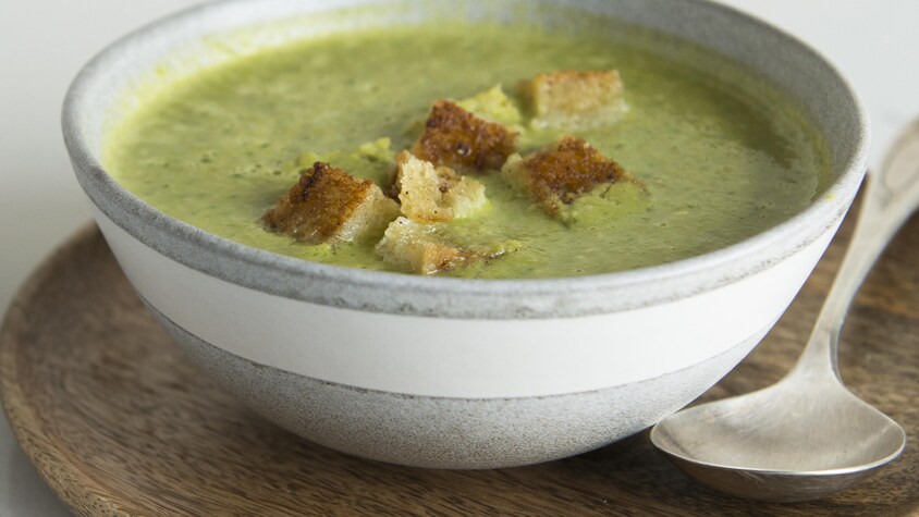 Un bol de potage est dressé sur la table.